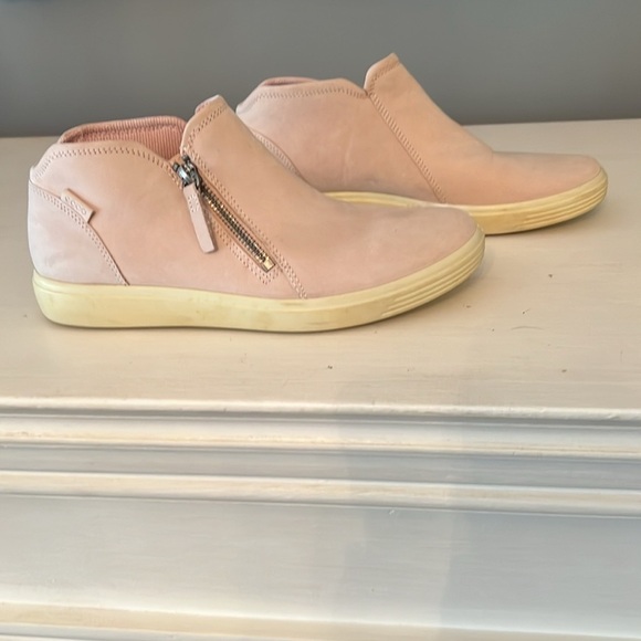 Ecco Soft Danish Rose Dust  Size Zip Nubuck Low Booties Size EU 38 US 8 - Picture 2 of 6